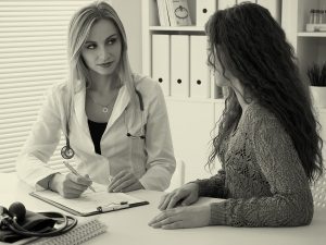 רופאת נשים מתחום גינקולוגיה מדברת עם מטופלת
