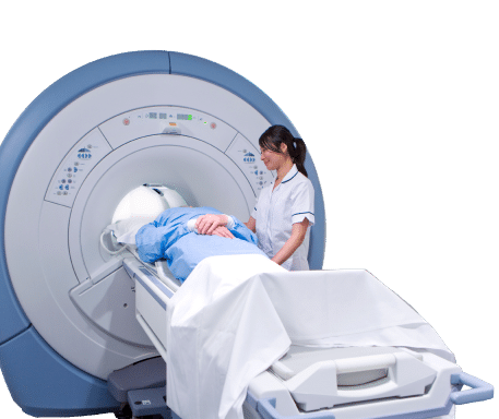 אחות עומדת לצד מטופל שנכנס לסריקת CT או MRI