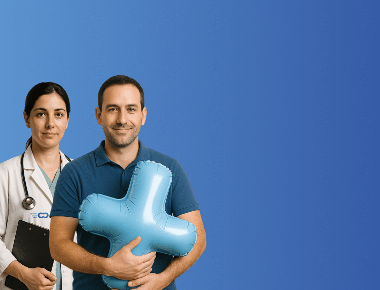 באנר עליון - מטופל שמחזיק בלון בצורת פלוס ומאחוריו רופאה של הרצליה מדיקל פלוס