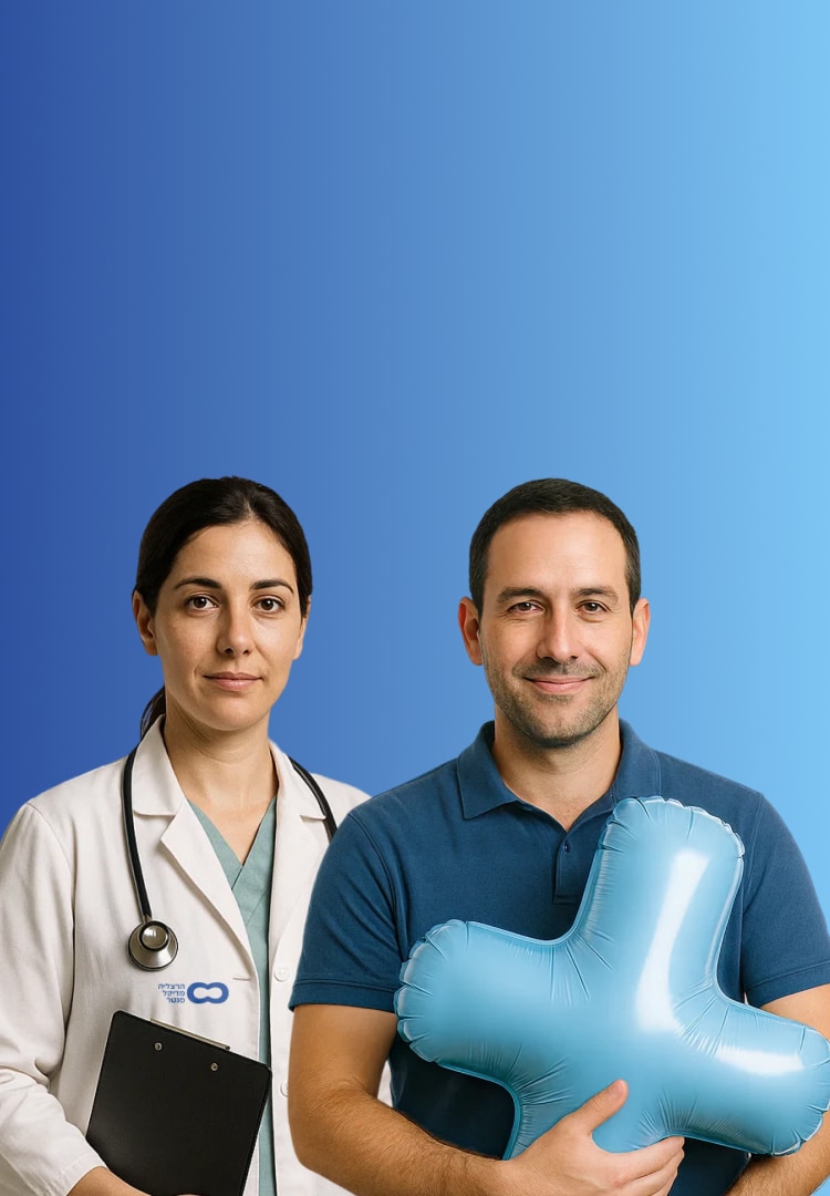 באנר מיי מדיקל פלוס לנייד - רופאה וגבר מחייכים, הגבר מחזיק בלון בצורת פלוס